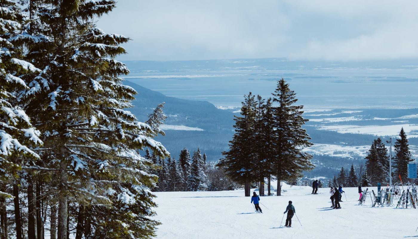 Skieurs dévalent la pente au Mont-Sainte-Anne