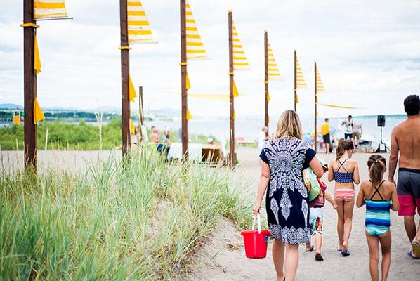 Famille à la plage