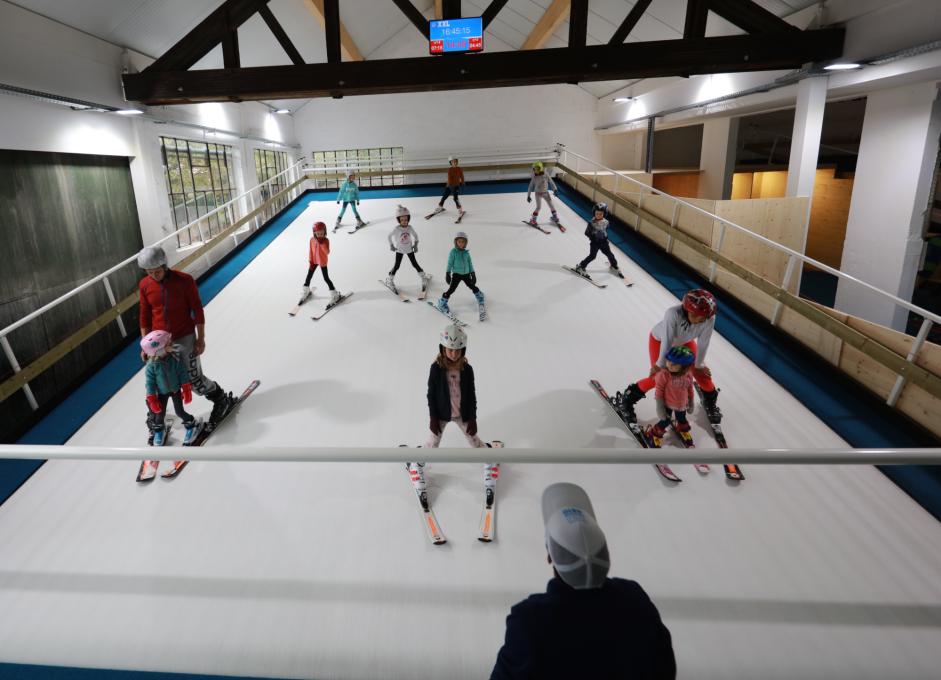 Families on the ski and snowboard simulator