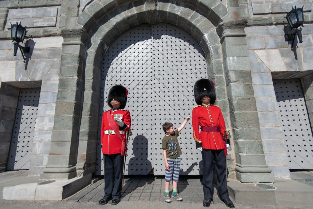 Enfant avec les gardes à la Citadelle