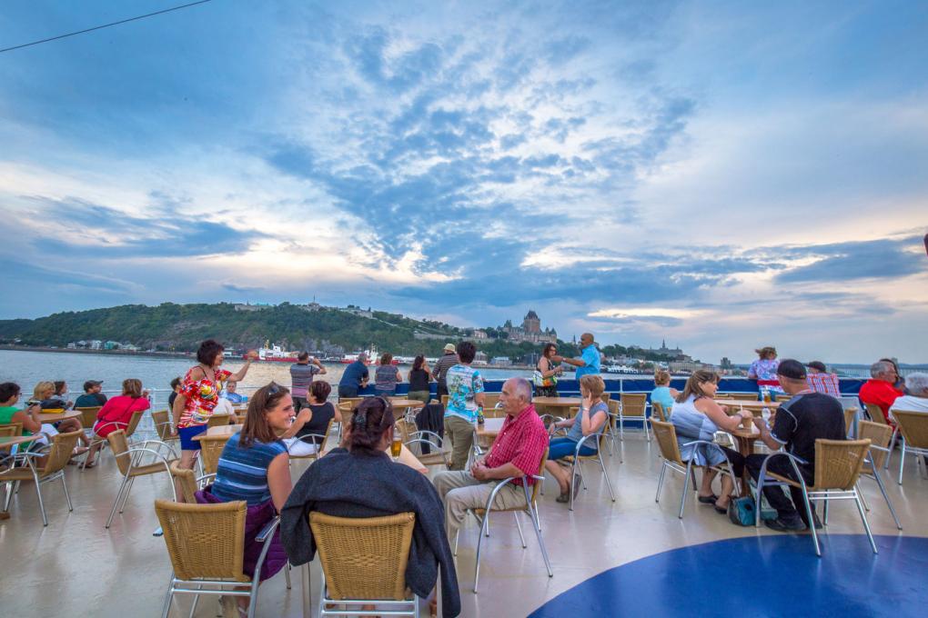 Passagers sur la terrasse de Croisières AML 