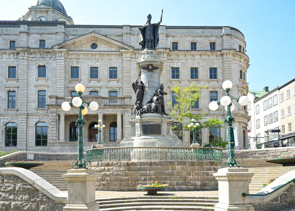 Monument Monseigneur De Laval