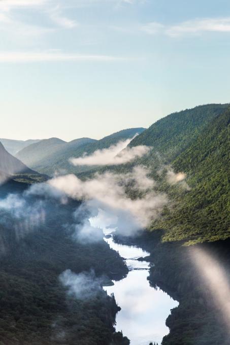 Vue aérienne du parc national de la Jacques- Cartier avec brume