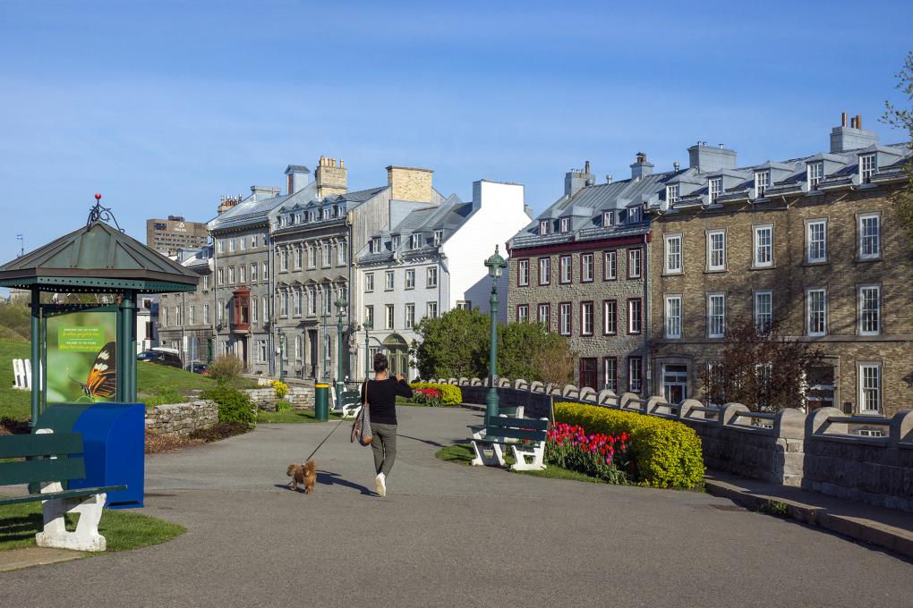 Femme qui marche dans le Vieux-Québec au printemps