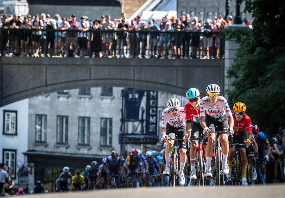 Peloton dans la côte de la Montagne