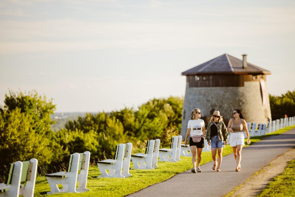 Filles qui marchent sur les plaines d'Abraham