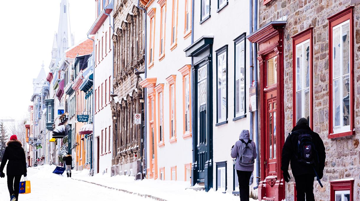 Piétons dans la rue Ste-Ursule en hiver