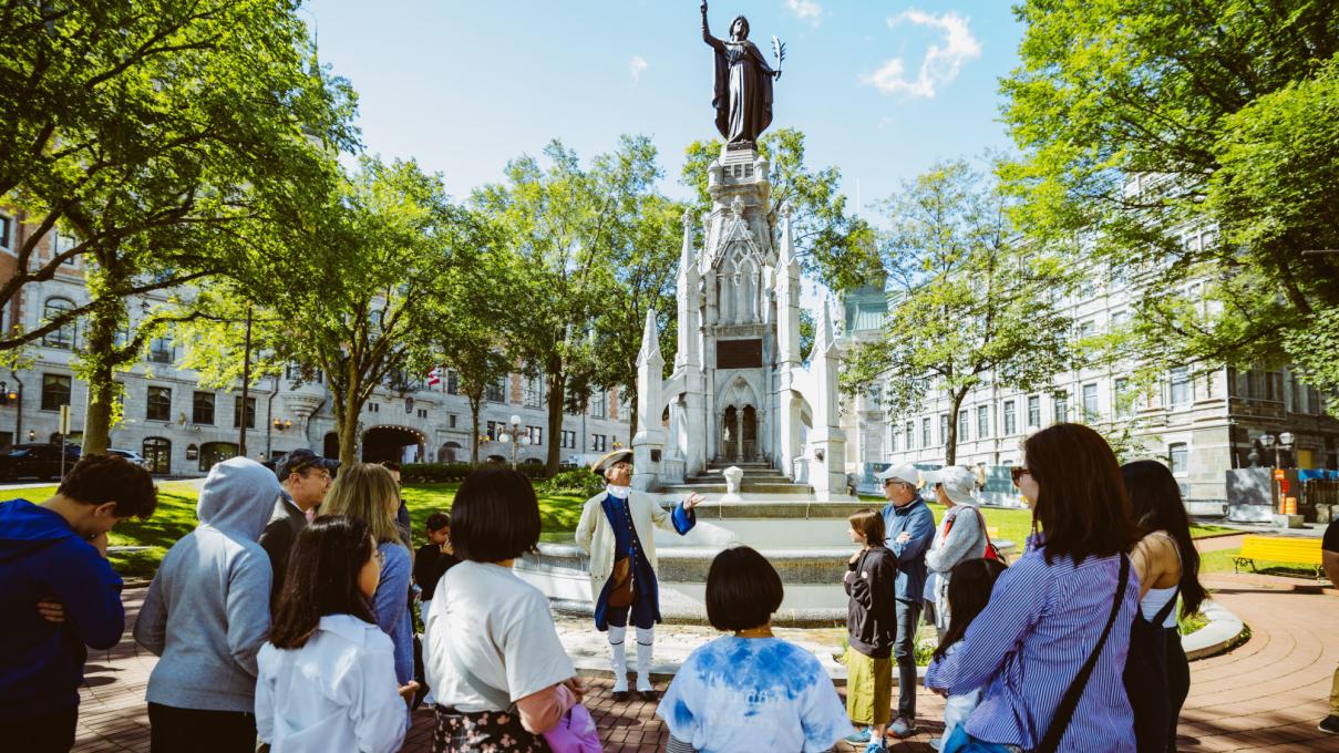 Groupe en tour guidé à pied dans le Vieux-Québec
