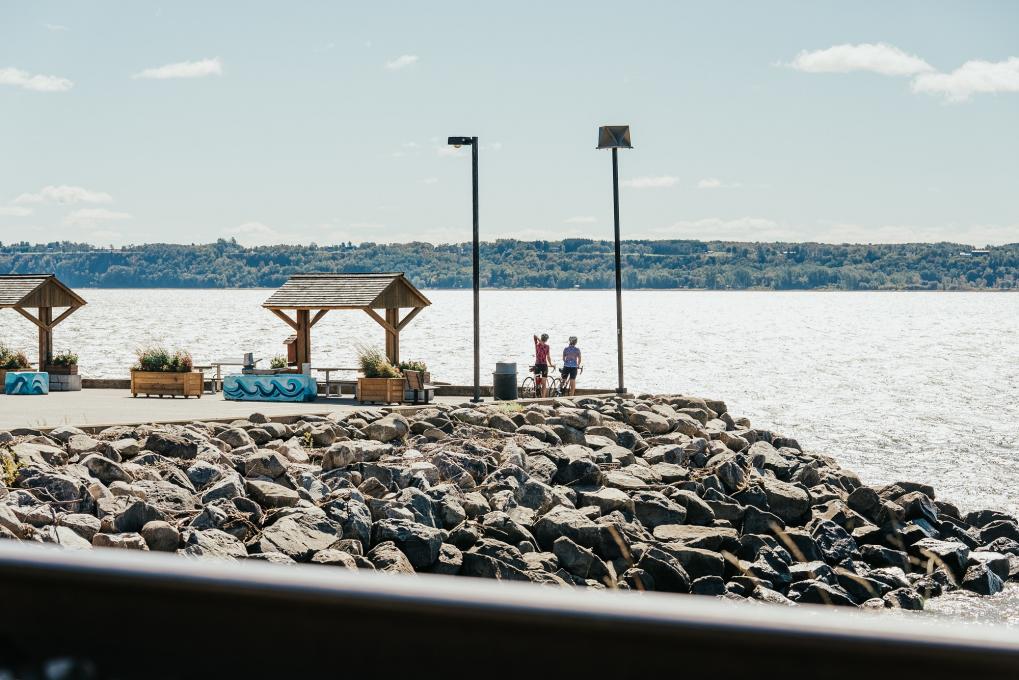 Cyclistes sur le bord du fleuve