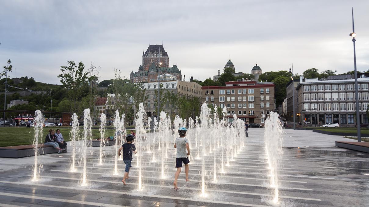 Place des canotiers - Enfants qui courent entre les jets