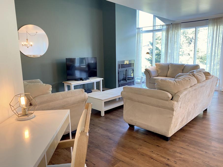 Villas Mont Sainte-Anne - Villa 28 - salon avec grandes fenêtres