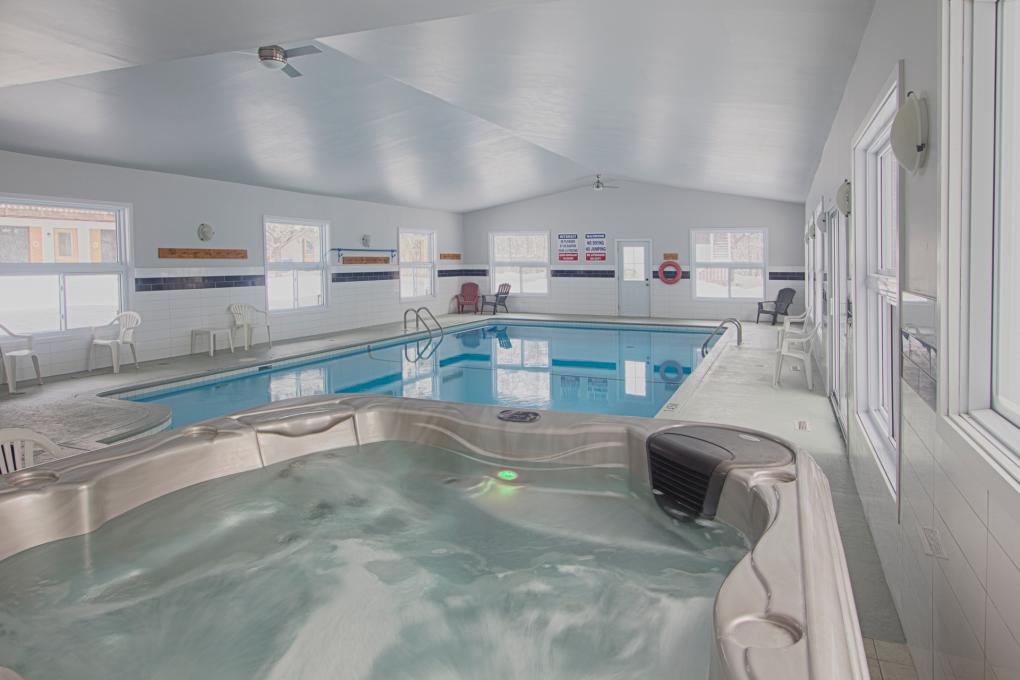 Villas Mont Sainte-Anne - piscine intérieure et bain tourbillon