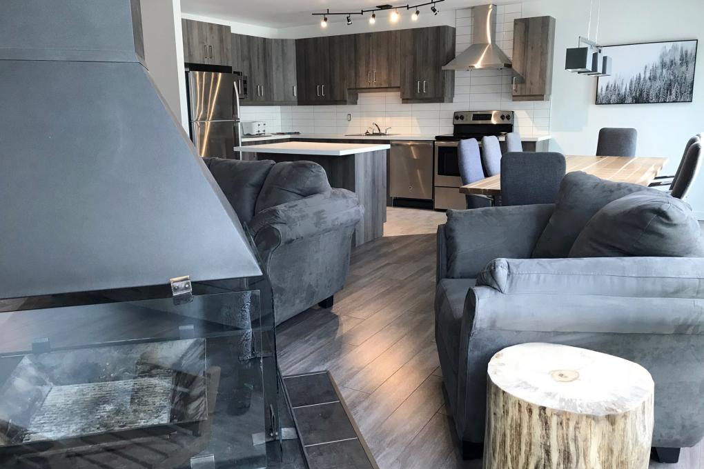 Villas Mont Sainte-Anne - salon avec foyer