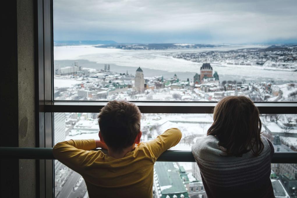 Observatoire de la Capitale - Enfants qui regardent dehors - hiver