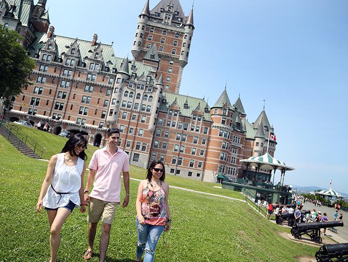 Edu-inter - École de français - promenade d'étudiants face au Château Frontenac