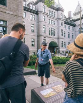 HQ Services Touristiques - Visites à pied en groupe et privées devant l'Hôtel de ville
