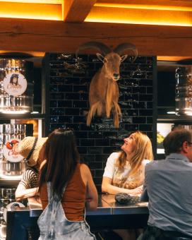 HQ Services Touristiques - Visite gastronomique et historique à 5 services