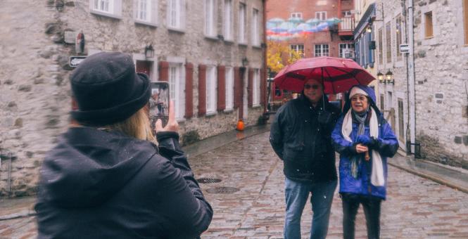 HQ Services Touristiques - Couple qui se fait photographier