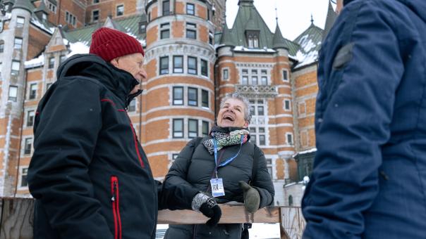 HQ Services Touristiques - Visites à pied en groupe et privées devant le Château Frontenac