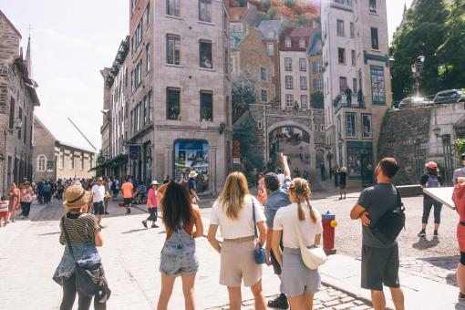HQ Services Touristiques - Visites à pied en groupe et privées devant la fresque