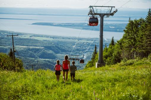 Mont-Sainte-Anne - Famille en randonnée avec vue sur le fleuve