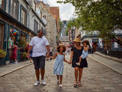 Famille qui marche dans le Petit-Champlain