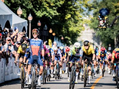 Coureurs sur la ligne d'arrivée