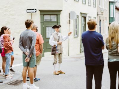 Groupe d'un tour guidé à pied