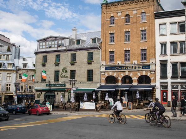 Cyclistes en vélo de montagne dans le Vieux-Québec