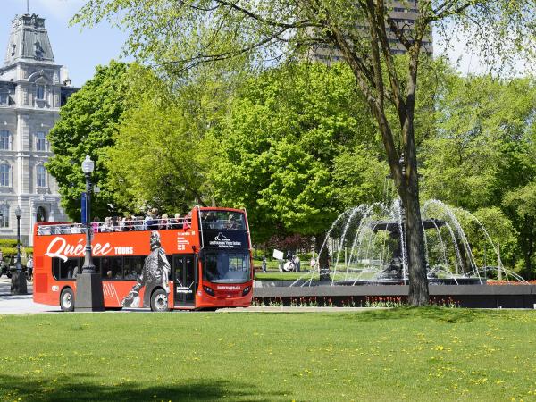 Unitours - Autobus rouge devant le Parlement