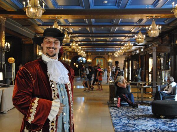 Cicérone Tours - guide touristique dans le hall du Château Frontenac