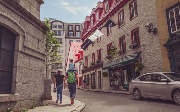 Famille qui marche dans le Vieux-Québec