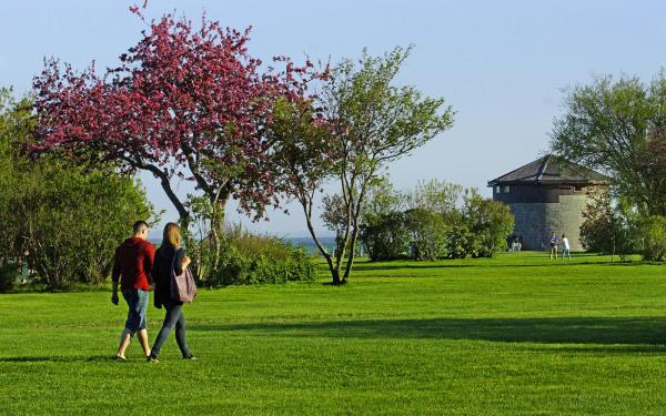 Couple sur les Plaines d'Abraham le printemps