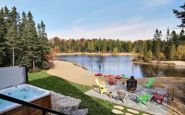 Au Chalet en Bois Rond - vue sur terrasse et lac