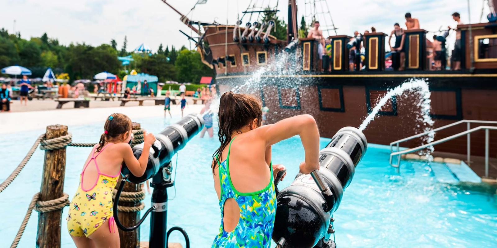 Des enfants s'amusent dans les jeux d'eau et le repaire des pirates au Village Vacances Valcartier.