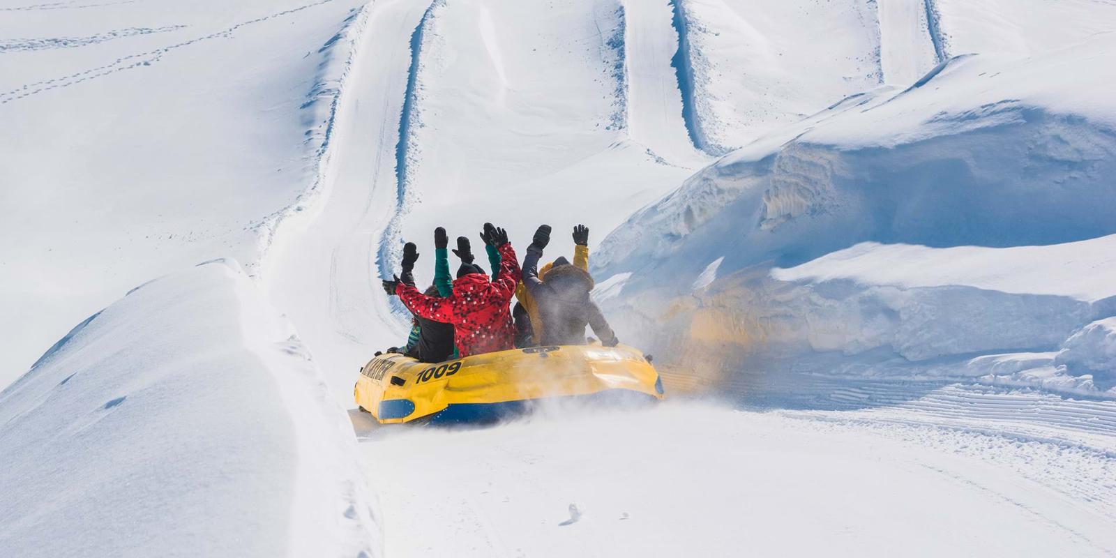Un groupe glisse en rafting sur neige au Village Vacances Valcartier, near Québec city.