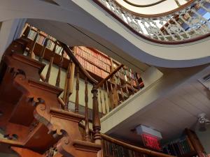 Bury Your Dead Tours - morrin-bibliotheque-escalier-tournant-interieur