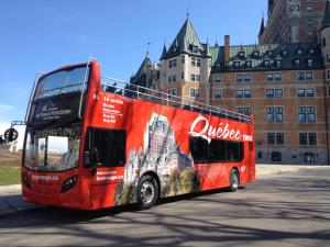 Unitours - Autobus rouge en face du Château Frontenac