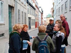 Tours Voir Québec - Guide touristique avec groupe de visiteurs