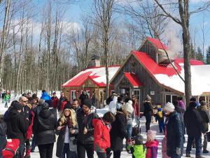 Au Chalet en bois rond Cabane à sucre - C'est le printemps