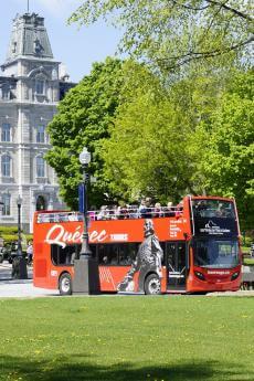 Fontaine de Tourny avec un autobus touristique