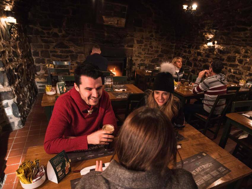 Soirée festive entre amis au pub L'Oncle Antoine sur la rue Saint-Pierre.