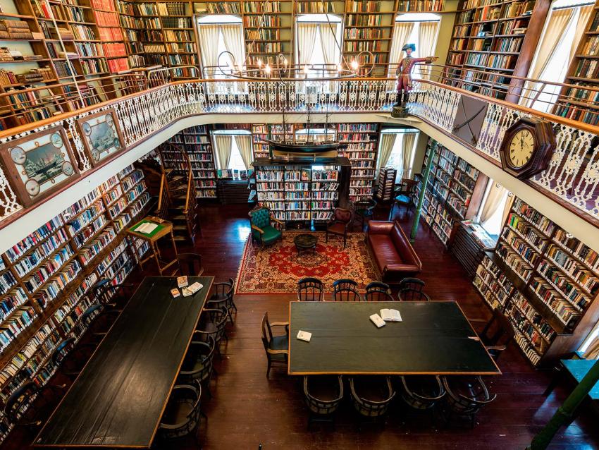 Victorian decor from the library of the Literary and Historical Society of Québec located in the heart of the Morrin Center.