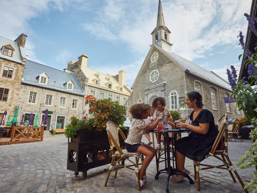 Famille sur la terrasse de la Maison Smith à la place Royale