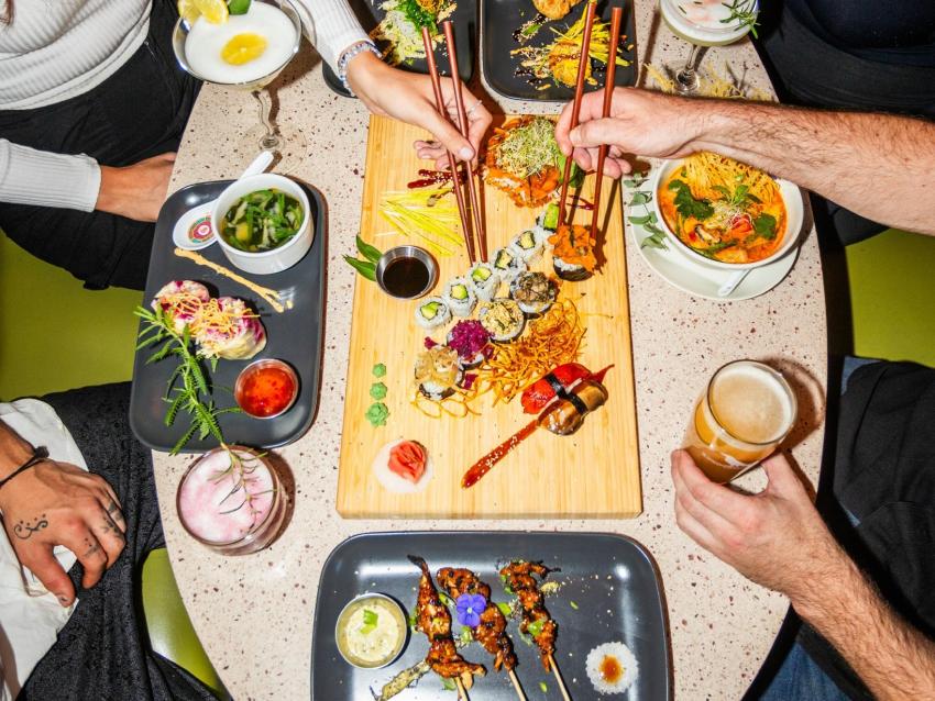 Plats sur une table du restaurant végétalien Mauvaises Herbes