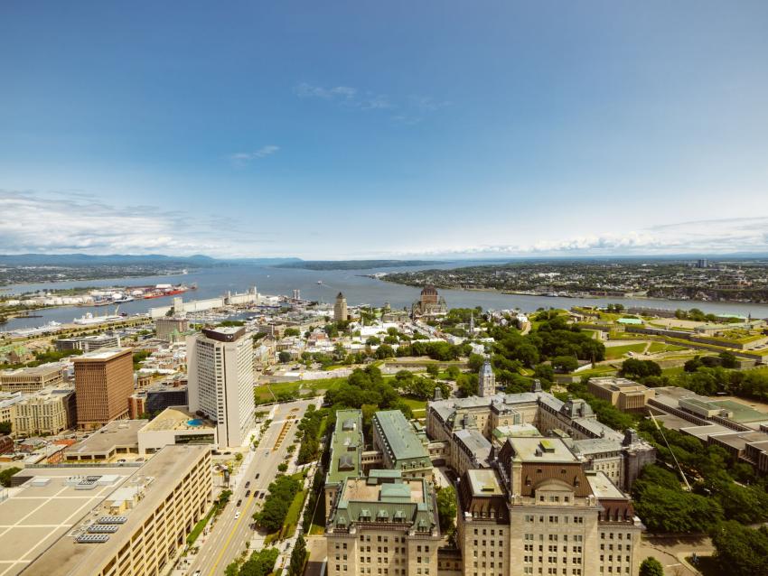 Vue aérienne du Vieux-Québec, du fleuve Saint-Laurent et de l'Ile d'Orléans à partir de l'Observatoire de la Capitale.