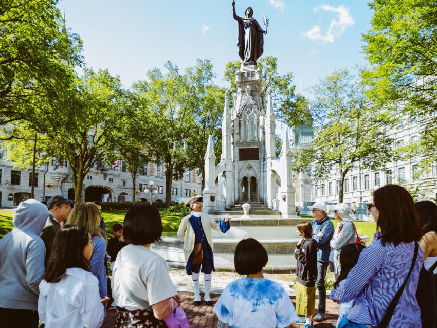 Groupe en tour guidé à pied dans le Vieux-Québec