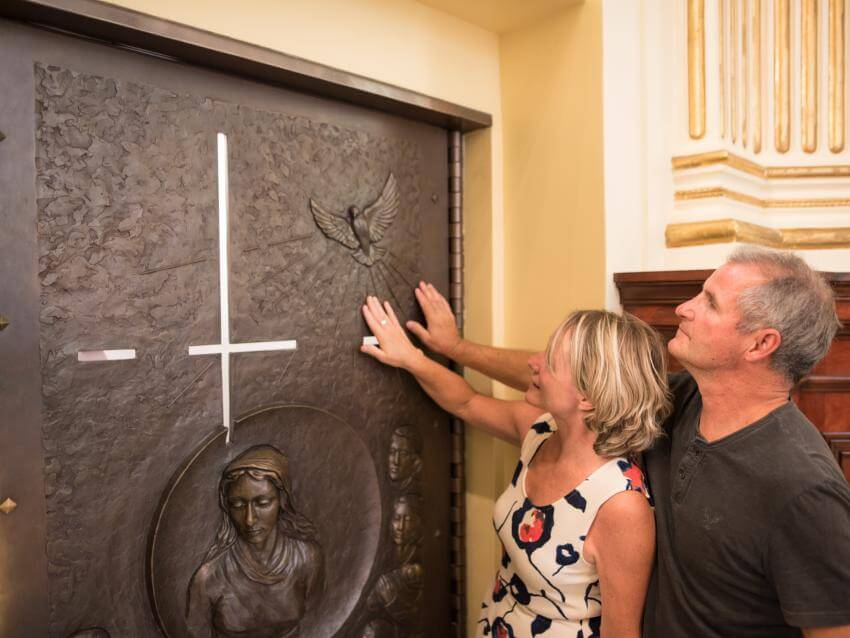 Porte Sainte - Couple touchant la Porte Sainte