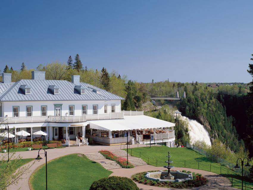 Vue extérieure du Manoir Montmorency situé sur le site du Parc de la Chute-Montmorency.