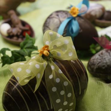 Oeufs en chocolat décorés pour Pâques